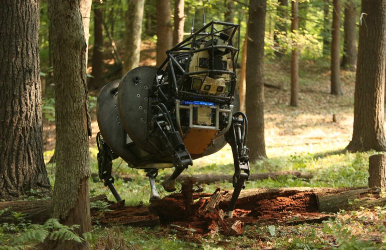 Hundeähnlicher Roboter im Wald