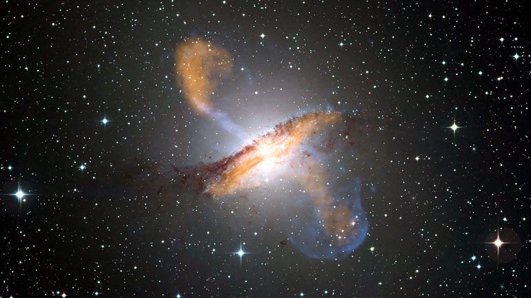 Galaxien wie die hier gezeigte Centaurus A sähen anders aus, wenn sie nur von der Schwerkraft der sichtbaren Materie geprägt wären